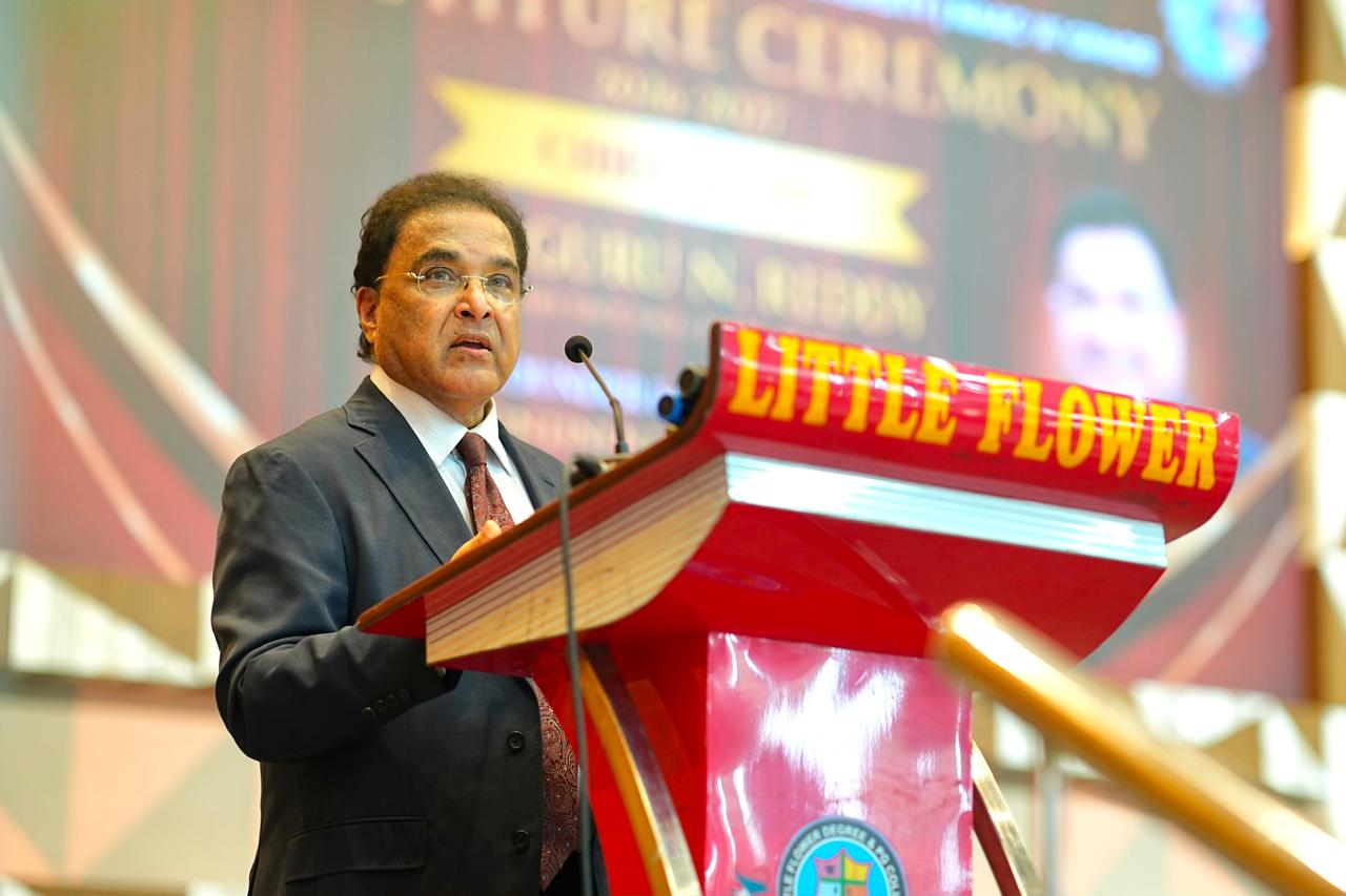 Dr. Guru N. Reddy sentado, sorrindo