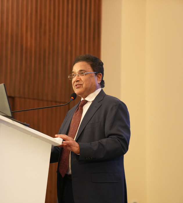 Dr. Guru N. Reddy em consulta com um paciente